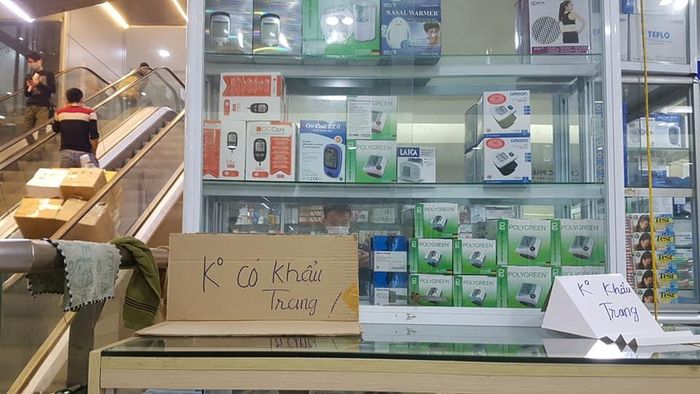 Nhiều ý kiến cho rằng, đăng sau việc các hiệu thuốc không bán khẩu trang dù nguyên nhân gì cũng là hành vi bỏ mặc khách hàng ở thời điểm mặt hàng này đang được người dân đặc biệt quan tâm.
