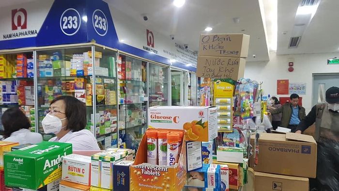 Trước đó vào ngày 31/1, hàng trăm người chen nhau đến chợ thuốc Hapulico trên đường Nguyễn Huy Tưởng, Thanh Xuân, Hà Nội mua khẩu trang, mặc dù mức giá mặt hàng này đã bị tiểu thương đẩy lên cao hơn so với thông thường, tạo nên cảnh chen lấn, xô đẩy chưa từng có tại đây.