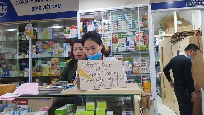 Tương tự một hiệu thuốc khác cũng đề biển như vậy khiến dư luận khó hiểu.