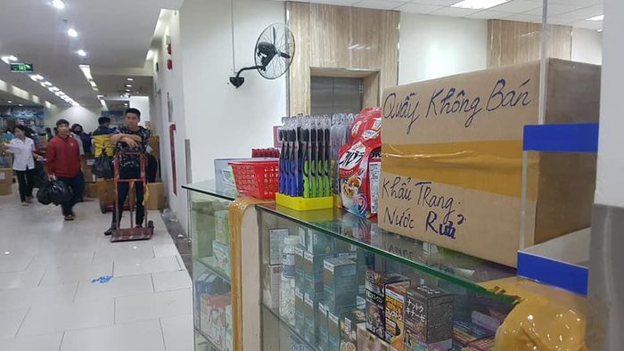 Đồng thời, Cục trưởng Cục Quản lý thị trường Hà Nội cho biết, Phó Thủ tướng đã có chỉ đạo, những trường hợp nào vi phạm sẽ xử lý nghiêm, hành động này là hành động vô đạo đức. Hành động cố tình găm hàng, đầu cơ hàng không bán cũng có thể bị xem xét xử lý theo quy định pháp luật. Chúng tôi sẽ kiểm tra những trường hợp cố tình như vậy.