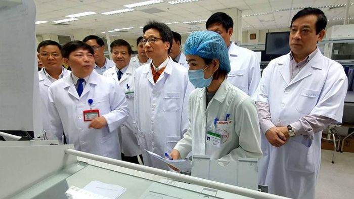 Phó Thủ tướng Chính phủ Vũ Đức Đam kiểm tra công tác ứng phó với dịch bệnh nCoV tại Bệnh viện Bệnh Nhiệt đới trung ương.