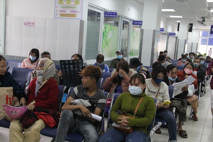 Người dân mang khẩu trang ngồi chờ khám tại Khoa khám bệnh - cấp cứu Bệnh viện Đà Nẵng