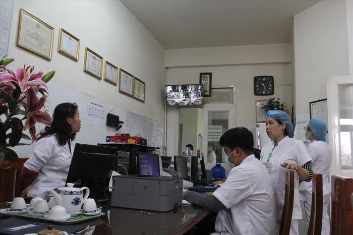 Không khí làm việc tại Khoa Y học nhiệt đới, Bệnh viện Đà Nẵng giữa bão dịch luôn tất bật, bận rộn