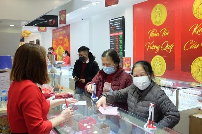 Những người dầu tiên được vào mua vàng ngày Thần Tài.