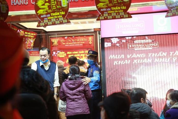 Dân Hà Nội đeo khẩu trang mua vàng ngày vía Thần Tài từ 3h sáng