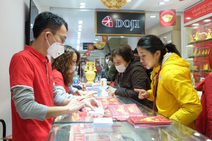Người dân mua vàng tại cửa hàng vàng bạc đá quý DOJI.