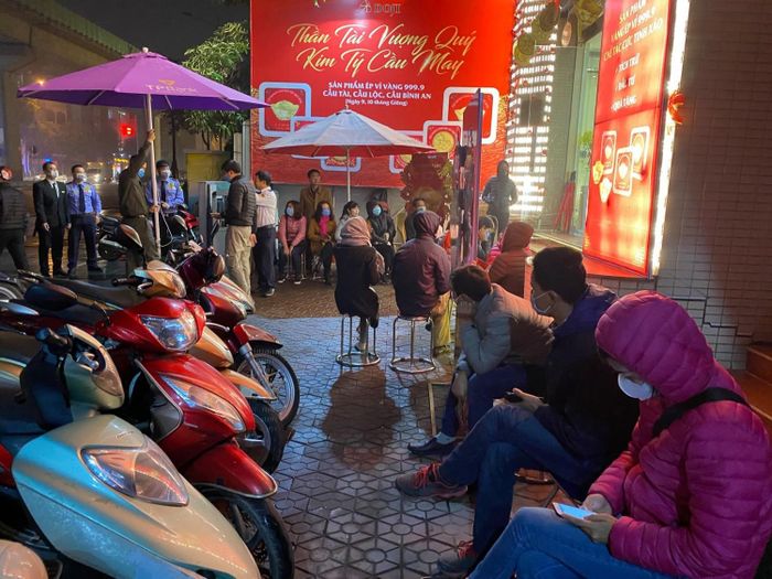 Người dân xếp hàng từ rất sớm.