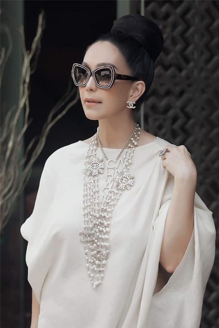 So với những năm 20, 30 tuổi, Diễm My gần như vẫn vậy, có chăng, những nét xuân thì của tuổi đôi mươi được thay bằng sự đằm thắm, quý phái, sang trọng.