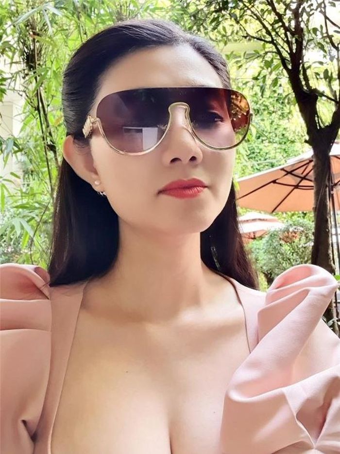 Chuẩn bị bước sang tuổi 39, Quế Trân vẫn sở hữu nhan sắc trẻ trung, rạng rỡ. Nếu năm 20 tuổi, con gái NSND Thanh Tòng gây ấn tượng bởi nét đẹp dịu dàng, tươi tắn thì đến nay, nhan sắc ấy lại càng mặn mà, đằm thắm hơn gấp bội. Mỗi khi xuất hiện tại những sự kiện, NSƯT này luôn khiến nhiều người bất ngờ bởi sự trẻ đẹp của mình. Một số người còn lầm tưởng cô dưới 30 tuổi.