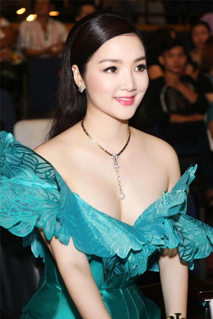 Cô được xếp vào danh sách những người đẹp không tuổi của showbiz Việt. Sau hơn 25 năm đăng quang, Hoa hậu Giáng My vẫn khiến mọi người phải xuýt xoa về một nhan sắc xinh đẹp, quyến rũ và ngày càng mặn mà theo thời gian. Những mỹ nhân trẻ tuổi khác khi đứng cạnh Giáng My đều bị cô “dìm” không thương tiếc.