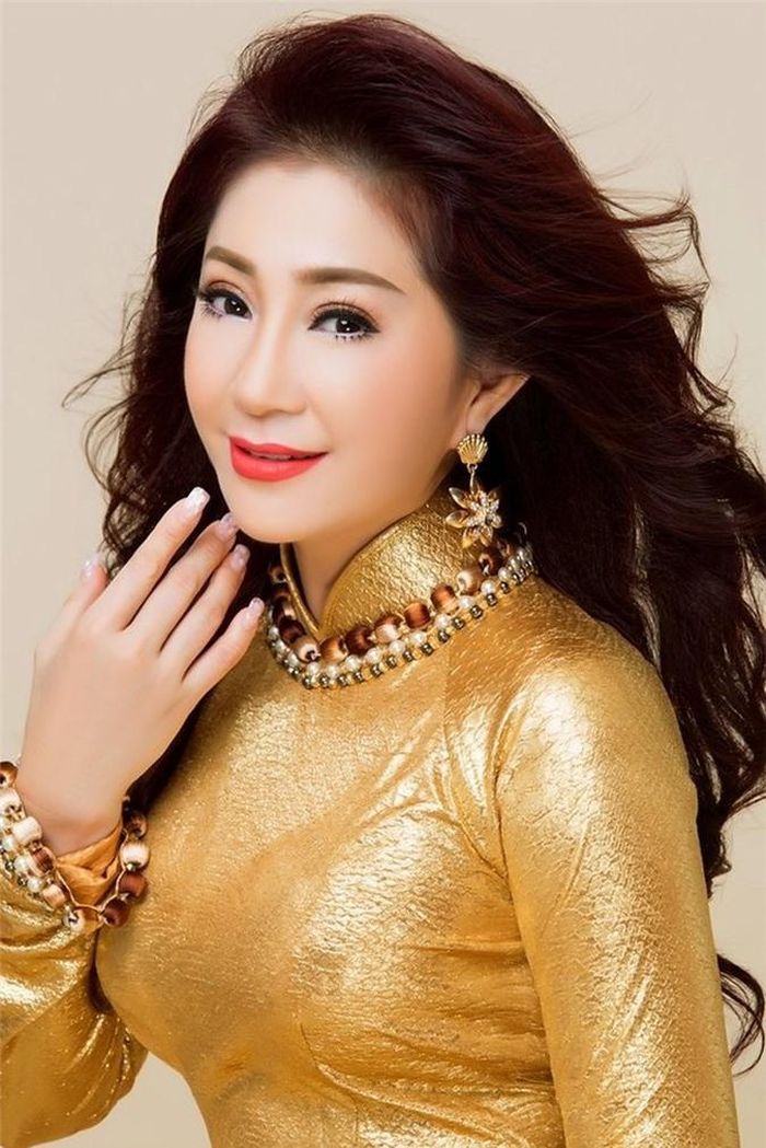 Không chỉ có tài năng, NSƯT Thoại Mỹ còn được ca ngợi là một trong những nghệ sĩ “không tuổi” của Việt Nam. Dù ở U60, nhưng những dấu vết thời gian gần như không quá rõ rệt trương gương mặt chị. Thêm vào đó, sự vui tươi, rạng rỡ mỗi lần xuất hiện trước công chúng cũng giúp Thoại Mỹ ghi điểm về nhan sắc.
