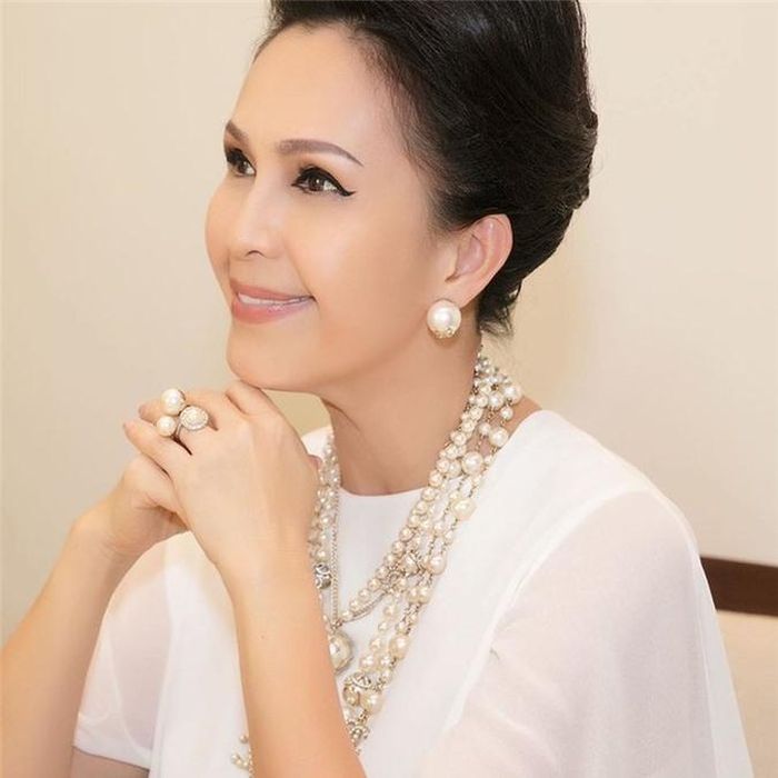 “Người đẹp không tuổi” tiết lộ bí quyết giữ được vẻ thanh xuân là sống hạnh phúc bên tổ ấm với người chồng thành đạt cùng hai cô con gái xinh xắn của mình. Diễm My luôn giữ tinh thần lạc quan, yêu đời, yêu chính bản thân mình bằng cách lập một thời gian biểu khoa học trong ăn uống, sinh hoạt.