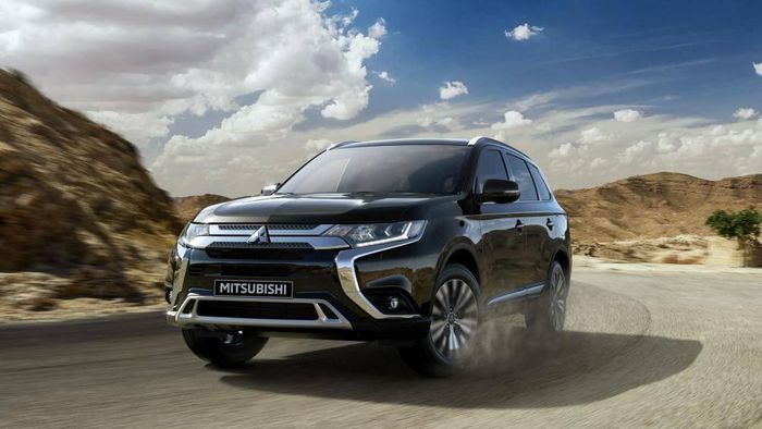 Mitsubishi Outlander nằm cùng phân khúc crossover tầm giá 1 tỷ với Mazda CX-5, Honda CR-V, Nissan X-trail