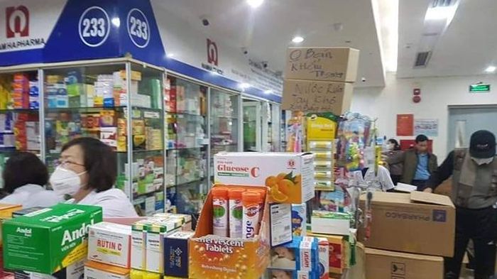 Một số hiệu thuốc treo bảng không bán khẩu trang.