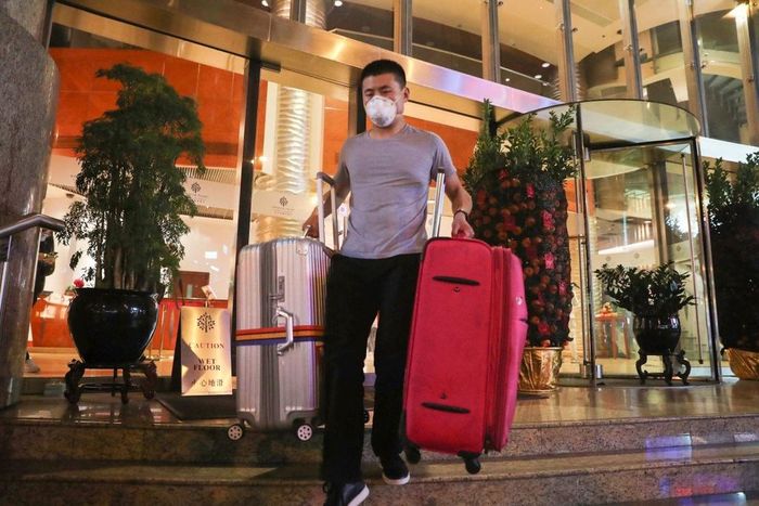  Trong hình, một người đàn ông vội vã rời khỏi khách sạn Empire Hotel Kowloon ở Hong Kong - nơi gia đình của bệnh nhân nhiễm virus corona đầu tiên tại thành phố, đang sống. “Một số khách sạn đã giảm giá xuống còn 70 HKD (9 USD) mỗi đêm. Với giá đó, họ thậm chí không đủ tiền để trả tiền thuê người dọn phòng. Không còn lý do gì để giảm giá phòng nữa vì vấn đề không nằm ở giá tiền. Người từ Trung Quốc đại lục không thể đến Hong Kong, còn người nước ngoài không dám đến”, ông Leong cho biết. Ảnh: South China Morning Post. 