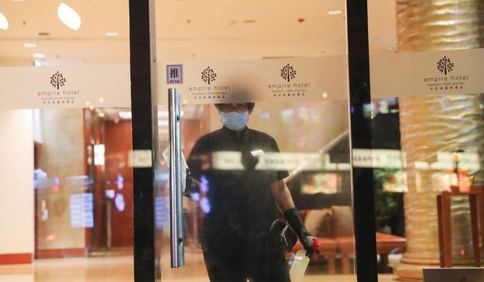  Theo Edwin Leong Siu-hung, nhà sáng lập tập đoàn bất động sản Tai Hung Fai, tỷ lệ thất nghiệp trong ngành có thể tăng vọt lên 40%. Cuối năm 2019, có khoảng 44.500 người lao động Hong Kong làm việc trong ngành công nghiệp này. “Các khách sạn nhỏ, nhà khách do hộ gia đình quản lý có thể buộc phải đóng cửa. Còn các nhà điều hành khách sạn lớn sẽ phải tìm cách cắt giảm chi phí”, ông Leong, tỷ phú giàu thứ 23 Hong Kong với khối tài sản trị giá 4,8 tỷ USD, nhận định. Ảnh: South China Morning Post. 