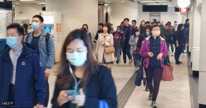  Trước khi dịch virus corona bùng phát, ngành du lịch của thành phố đã lao đao vì cuộc biểu tình chống chính phủ kéo dài 8 tháng. Tỷ lệ thất nghiệp trong ngành khách sạn lên đến 3,4%, tương đương 1.500 người trong quý IV/2019, theo khảo sát của chính phủ thực hiện trên 74.000 người. Dịch bệnh chết người bắt nguồn từ Vũ Hán (Hồ Bắc, Trung Quốc) sẽ gây ra ảnh hưởng nặng nề hơn đối với ngành khách sạn do lệnh cấm du khách Trung Quốc. Ảnh: HKFP. 