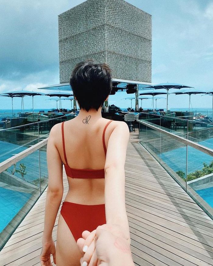  Đối với những cô nàng gợi cảm, bikini sắc đỏ nóng bỏng với quần cạp cao sẽ tạo hiệu ứng kéo dài đôi chân và vóc dáng quyến rũ hơn như nữ ca sĩ Bảo Anh. 