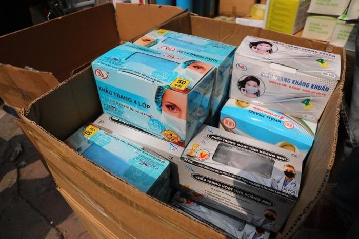 Đa dạng các loại khẩu trang y tế được bán tại các cửa hàng thuốc và vật tư thiết bị y tế trên phố Phương Mai. Ảnh: Thành Đạt - TTXVN