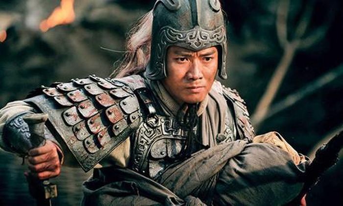 Lưu Bị cùng Gia Cát Lượng, Từ Thứ, Trương Phi và lực lượng còn lại vừa bảo vệ gia quyến, dân chúng vừa đánh địch để rút lui an toàn.