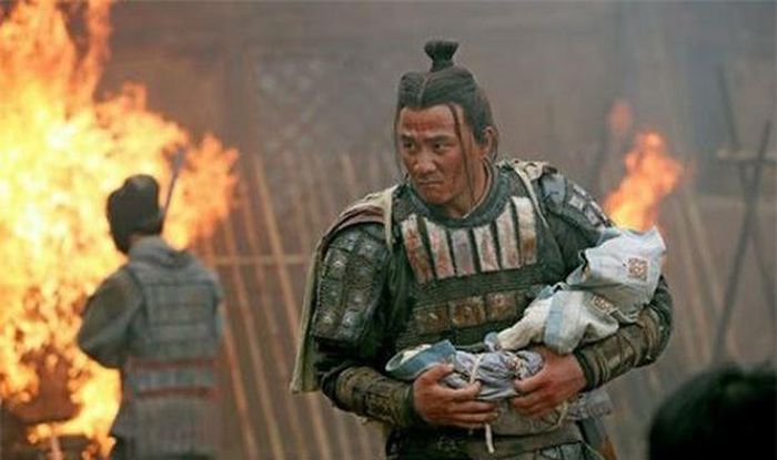 Triệu Vân đơn thương độc mã, dũng mãnh xông vào trận địa của kẻ thù để cứu vợ con của Lưu Bị. Nhờ có Triệu Vân, ấu chúa A Đẩu (Lưu Thiện) và Cam Phu nhân bình an sống sót đoàn tụ với Lưu Bị.