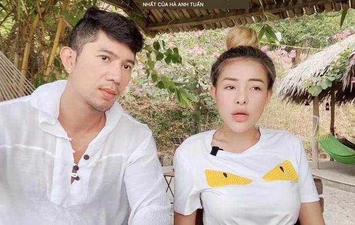 Trước đó, vào tháng 12, Ngân 98 lộ clip 18+. Giải thích cho việc này, hot girl Bình Định cho biết cô nàng bị lấy trộm điện thoại, trong đó có nhiều nội dung 18+ với bạn trai. Dù liên tục nhận được tin nhắn tống tiền, đe dọa nhưng cô nhất định không tiếp tay cho kẻ xấu nên mới dẫn tới sự việc clip nóng bị lan truyền trên mạng xã hội.