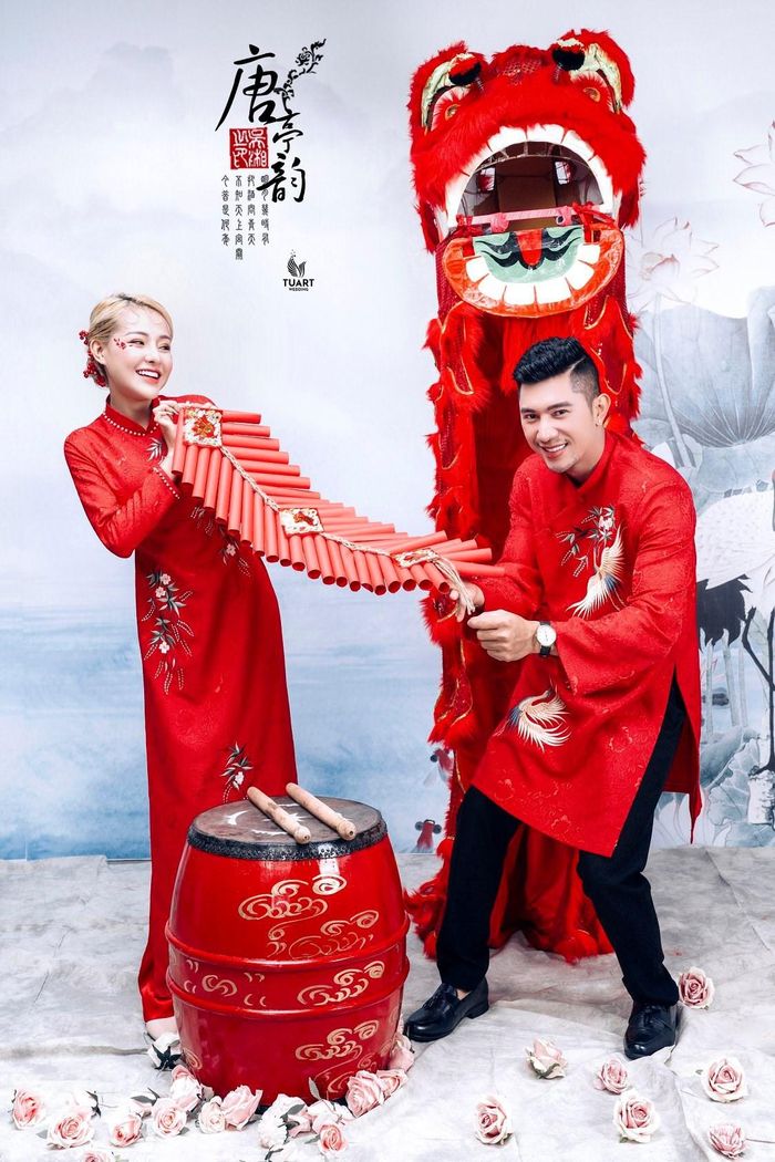Cặp đôi Ngân 98 - Lương Bằng Quang đuợc cho là bất bình thường nhất showbiz Việt, bởi vậy khi tung ra bộ ảnh năm mới, cả hai cùng diện trang phục kín đáo, không hành động lố lăng khiến dân mạng vô cùng bất ngờ, không biết cặp đôi đang "ủ mưu" gì.