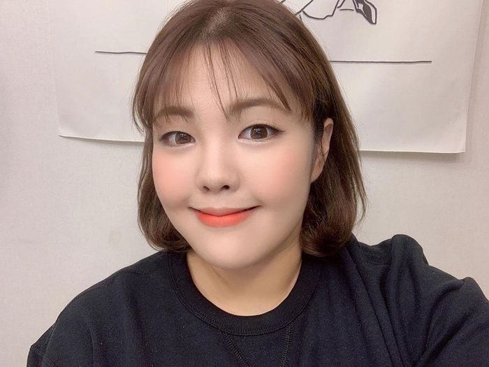 Yang Soo Bin được dân mạng trìu mến gọi với cái nickname "thánh ăn Hàn Quốc". Cô có gương mặt bầu bĩnh ưa nhìn.