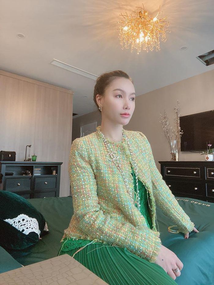 Những tủ khác được Minh Hà lựa chọn màu nâu đen.