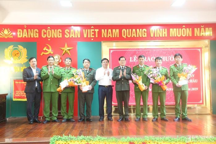 Thiếu tướng Nguyễn Hữu Cầu - Giám đốc Công an tỉnh trao thưởng các tập thể, cá nhân đã khám phá nhanh vụ giết người xảy ra trên địa bàn. Ảnh: Minh Tâm
