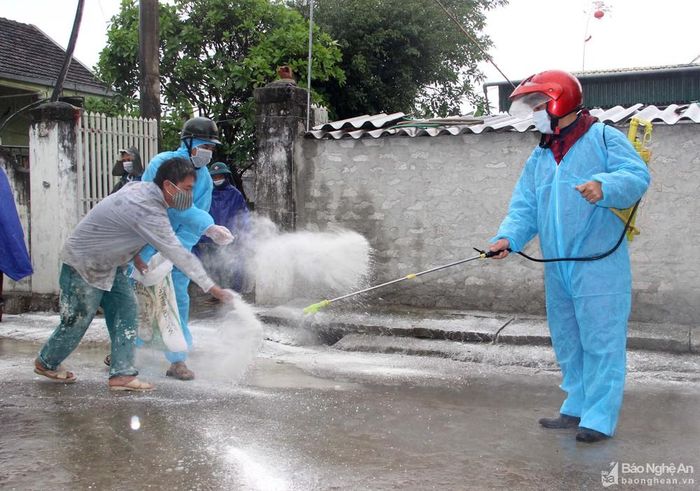Công tác phòng, chống dịch được triển trai đồng bộ trên địa bàn xã Diễn Kim. ảnh: Quang An