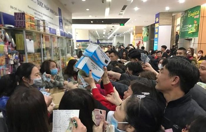 Công an Hà Nội sẽ xử lý nghiêm các cơ sở găm, đẩy giá khẩu trang. (Ảnh: Sơn Bách/Vietnam+)