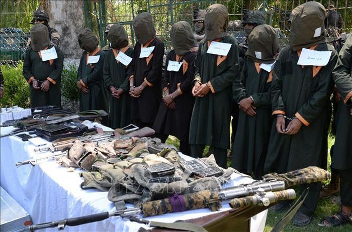 Các tay súng Taliban bị cảnh sát bắt giữ tại Jalalabad, Afghanistan ngày 22/5/2018. Ảnh: AFP/TTXVN