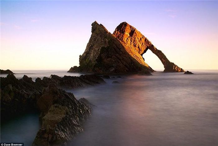  Bowfiddle Rock là một vòm đá biển tự nhiên gần Portknockie trên bờ biển phía đông bắc của Scotland với kiến trúc tạo hình cổng vòm cực kỳ ấn tượng, bắt mắt. 