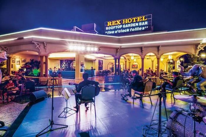 REX HOTEL SAIGON, thành viên Tổng công ty du lịch Sài Gòn, số 141 Nguyễn Huệ, quận 1, TPHCM. ĐT: (8428) 3829 2185/ 3829 3115; www.rexhotelsaigon.com.