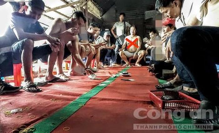 Th. “tóc dài” (dấu X) vừa làm cái, vừa điều hành sòng bạc
