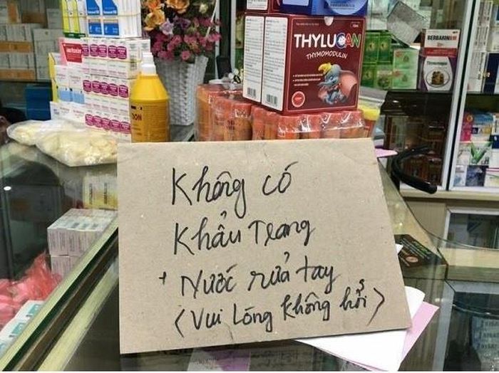Nhiều hiệu thuốc treo biển không có khẩu trang.