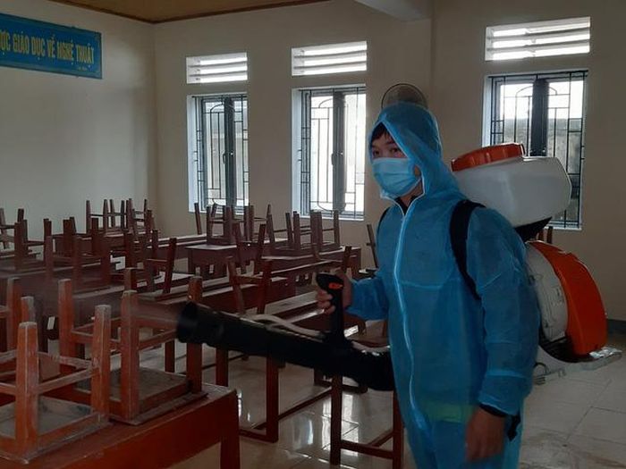 Huyện Can Lộc tiến hành phun tiêu độc khử trùng tại khu vực lớp học.