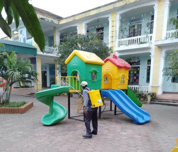 Huyện Hương Khê tiến hành phun tiêu độc khử trùng tại khu vực lớp học. Ảnh: TL