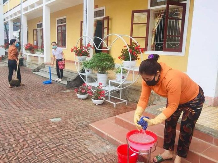 Công tác vệ sinh môi trường được các trường học tập trung xử lý.