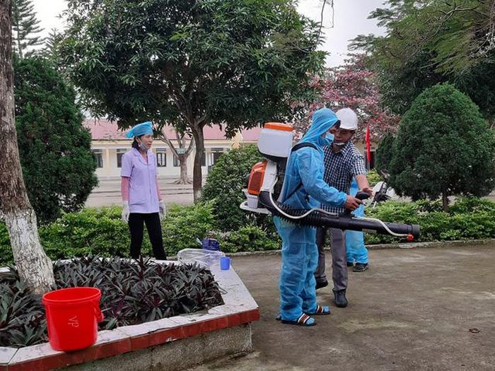 Các trường phối hợp với cán bộ y tế phun thuốc phòng dịch.