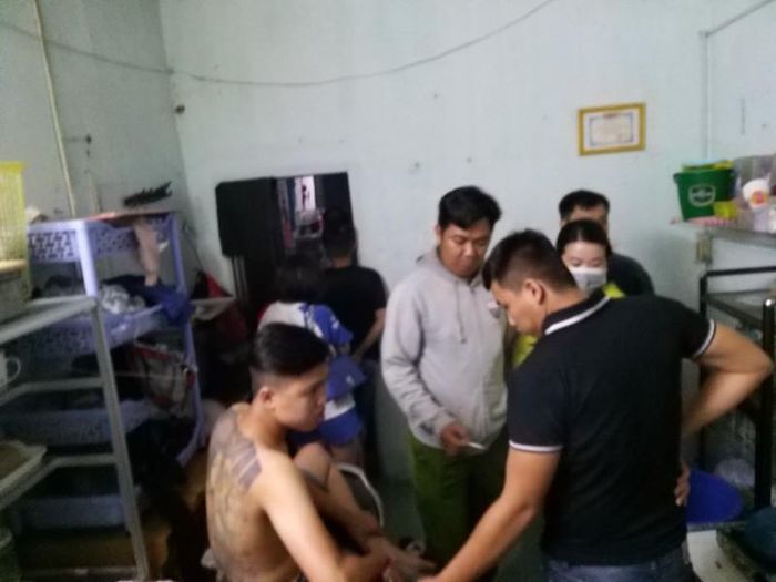 Nhóm thanh niên bị bắt quả tang khi đang sử dụng ma túy. Ảnh: HẢI DƯƠNG