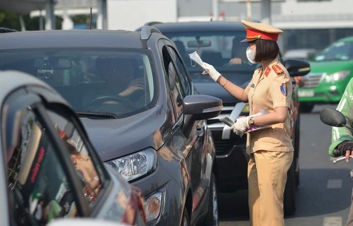 Cũng theo Phòng CSGT Đường bộ - đường sắt Công an TP HCM, nhằm đảm bảo sức khỏe cho cán bộ chiến sĩ cũng như người dân và chủ động phòng dịch bệnh lan rộng, lãnh đạo đơn vị đã đã quán triệt thực hiện nghiêm túc các chỉ đạo của Bộ Công an, Bộ Y tế.