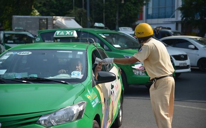 Đội CSGT Tân Sơn Nhất, thuộc Phòng CSGT Đường bộ - đường sắt Công an TP HCM ngày 5-2 ra quân phát khẩu trang miễn phí cho người đi đường trên tuyến Trường Sơn - đoạn trước cổng sân bay Tân Sơn Nhất (quận Tân Bình, TP HCM).