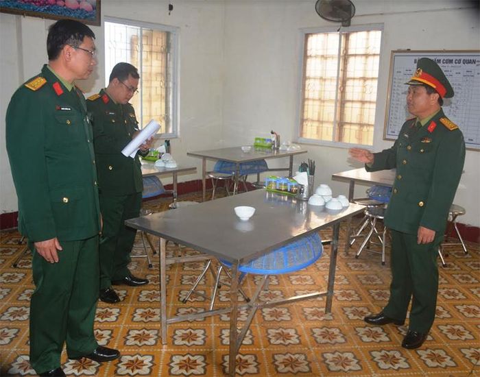 Đại tá Nguyễn Ngọc Hà, Chỉ huy trưởng Bộ CHQS tỉnh Nghệ An kiểm tra công tác phòng dịch.