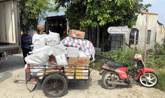 Phương tiện chở thịt động vật và hải sản bị bỏ lại hiện trường.