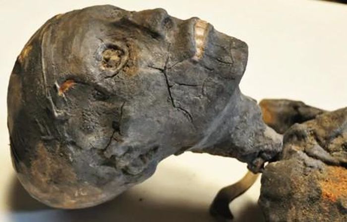 Xác ướp Tutankhamun được tìm thấy bên cạnh hàng ngàn cổ vật quý giá. Ông là vị pharaoh huyền thoại của Ai Cập khi lên ngôi lúc 8 hoặc 9 tuổi và cầm quyền chưa được 10 năm thì băng hà.
