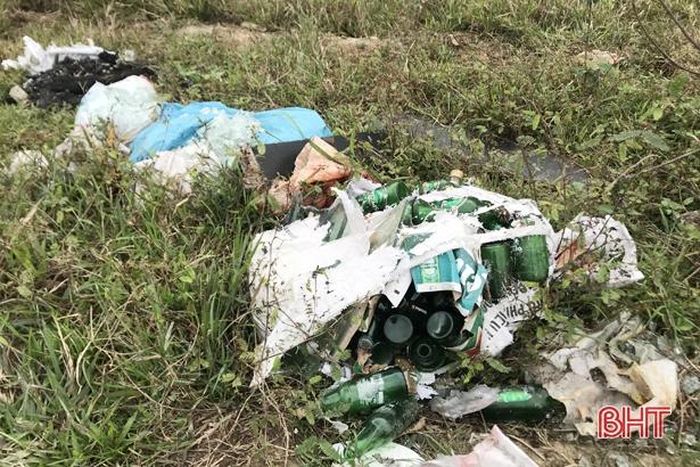 ... đến kính vỡ, chai thủy tinh được người dân “đắp” quanh thân đê
