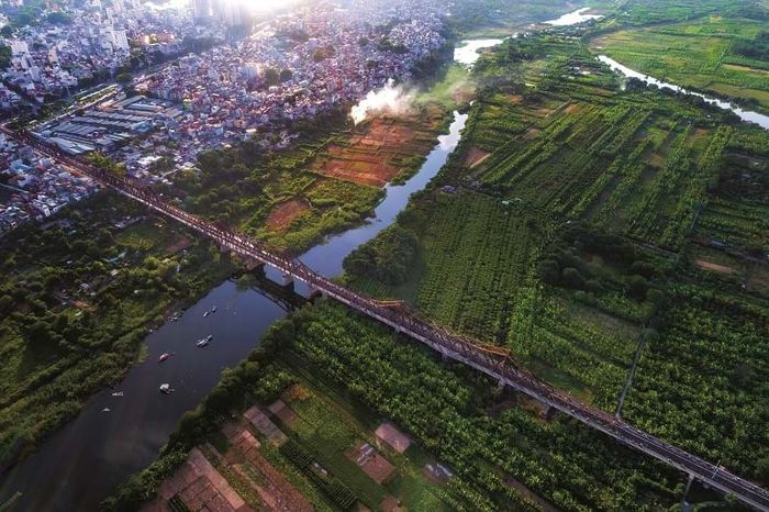 Tấm biển ghi tên nhà thầu Daydé &amp; Pillé được gắn trên cầu Long Biên. Có ghi năm khởi công và khánh thành.