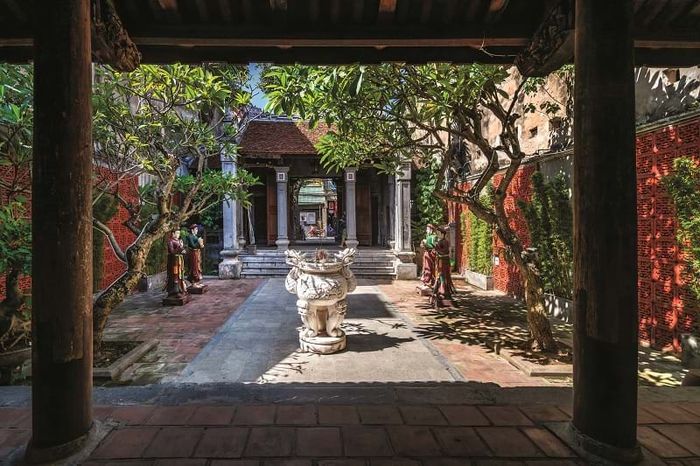 Đình Kim Ngân lưu giữ những nét tinh hoa của nghề kim hoàn nổi tiếng Hà Thành và thường xuyên diễn ra lễ hội ca trù - loại hình nghệ thuật được UNESCO công nhận là Di sản văn hóa phi vật thể của nhân loại.